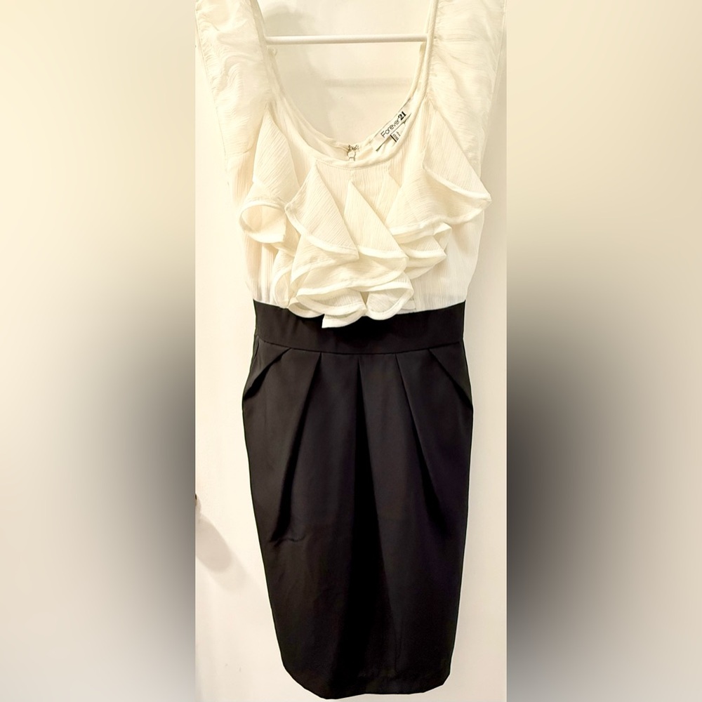 Elegant Black and White Ruffle Dress with pockets Forever 21 Sz L